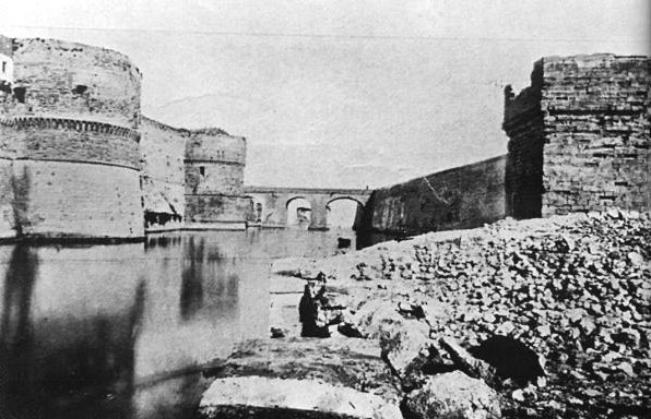 0004 Il Fossato Castello Aragonese-1870